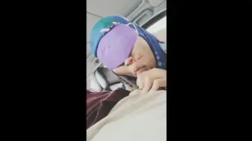 Jilbab Biru Hisap di Dalam Mobil, Berani dan Tidak Peduli Dikira Orang poster